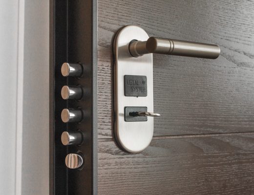 Klucz w drzwiach który można używać do wielu zamków
