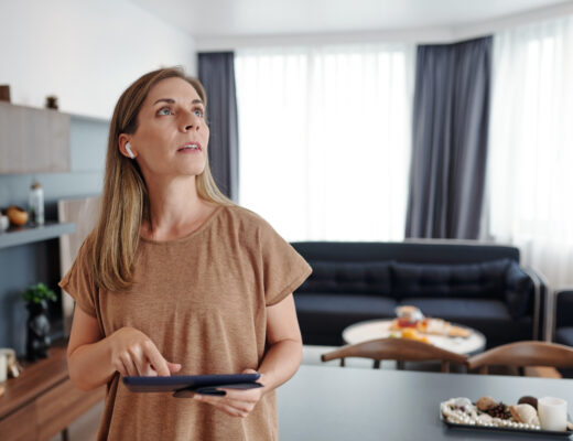 Kobieta steruje swoim Smart House przez tablet