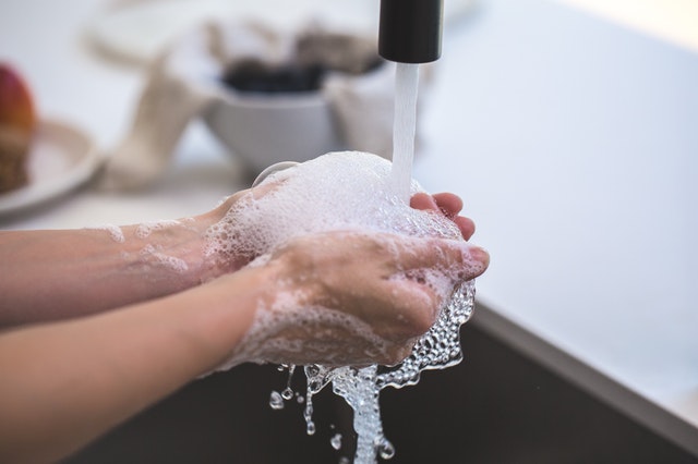 Mycie dłoni używając dozownika do mydła