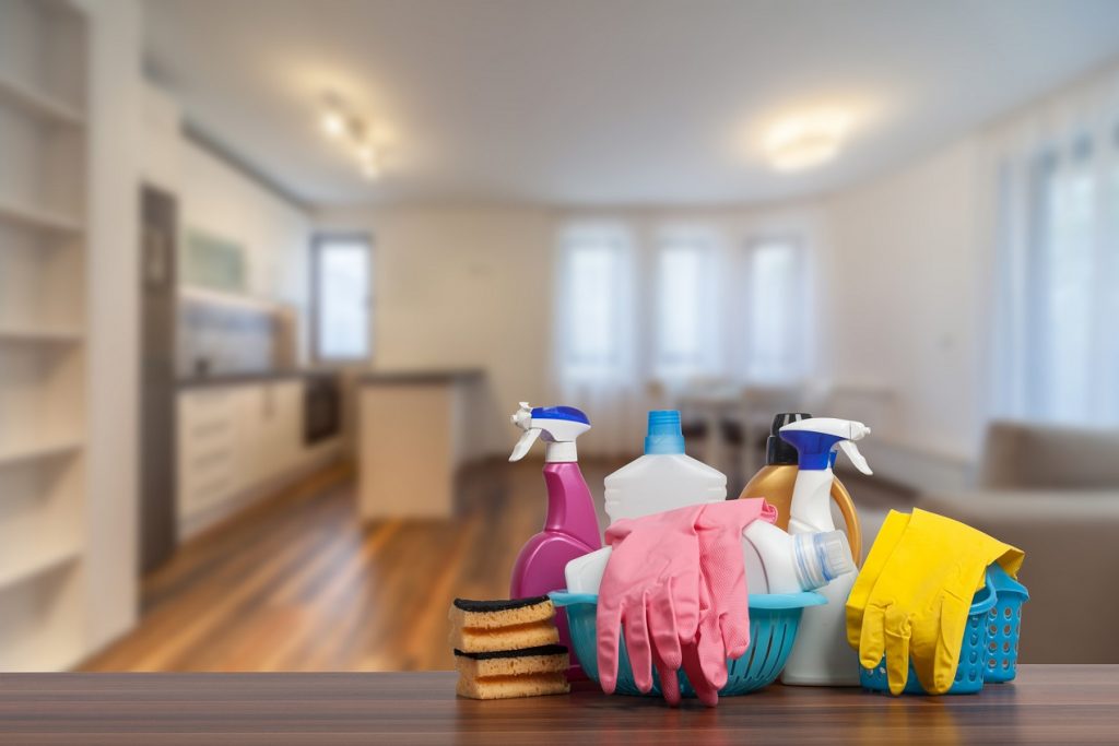 Domowe środki czystości leżą na stole w kuchni