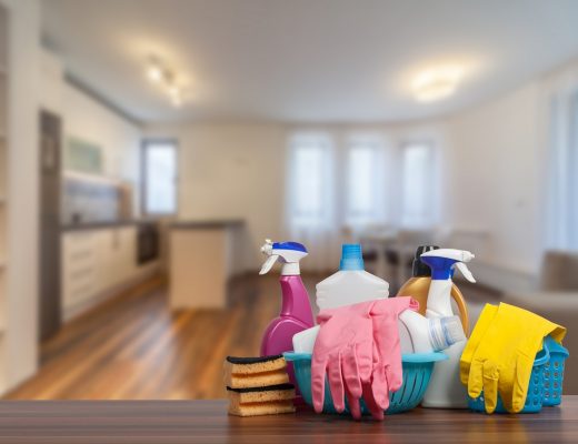 Domowe środki czystości leżą na stole w kuchni